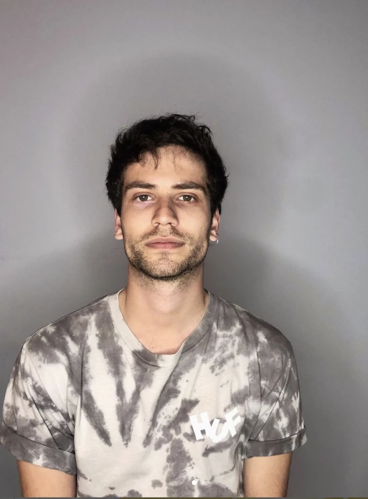 Albert Baró se encuentra protagonizando la última temporada de Bienvenidos a Edén en Netflix.