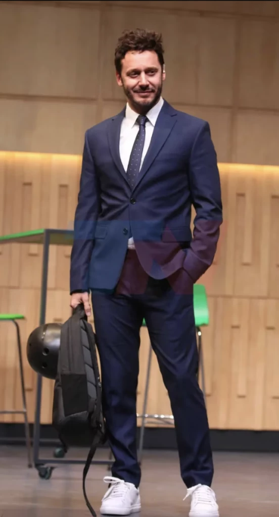Benjamín Vicuña combinó un traje azul con una clásica camisa blanca, corbata y le puso onda con zapatillas blancas.