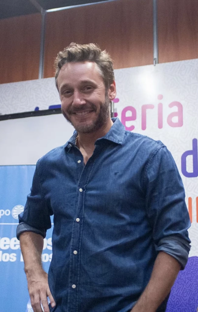 Hace unas semanas con una camisa denim en la presentación de su libro.