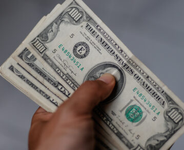 El dólar blue pega otro salto y la inflación de junio, que se anunciará hoy, no superaría los 6,5 puntos