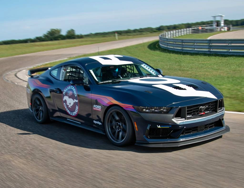 Ford Mustang Dark Horse R