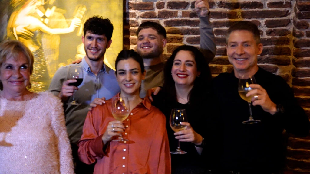 Anoche, el elenco de “VOTEMOS” celebró junto a su productor. Foto archivo.