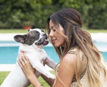 Karina Jelinek y su perra Coco