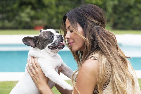 Karina Jelinek y su perra Coco