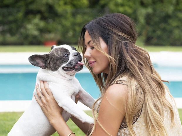 Karina Jelinek y su perra Coco