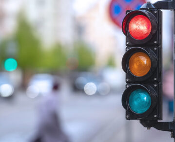 Seguridad vial: 7 de cada 10 personas se distraen en el semáforo