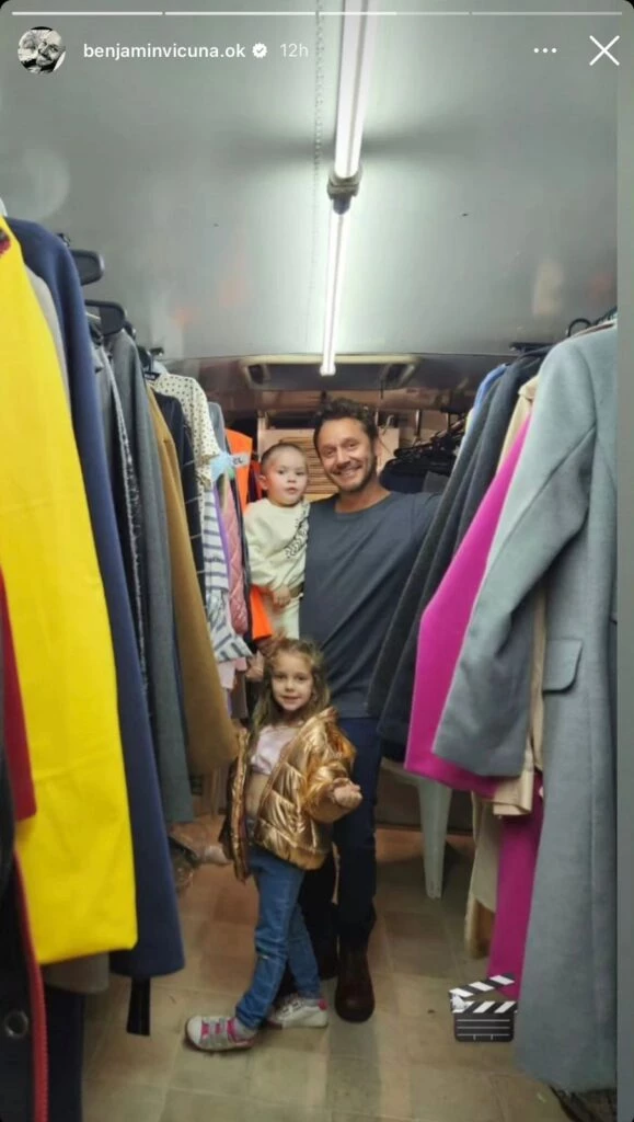 Benjamín Vicuña posó en su hogar con Magnolia.