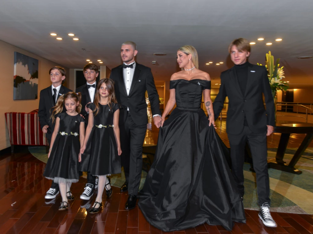 Wanda Nara y su familia antes de desfilar por la alfombra roja de los MF2023