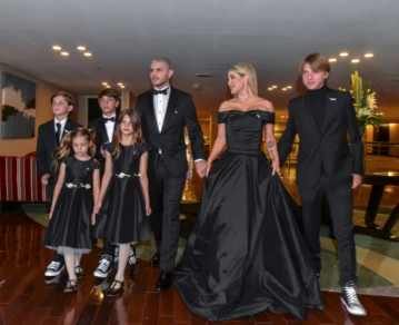 Wanda Nara y su familia antes de desfilar por la alfombra roja de los MF2023