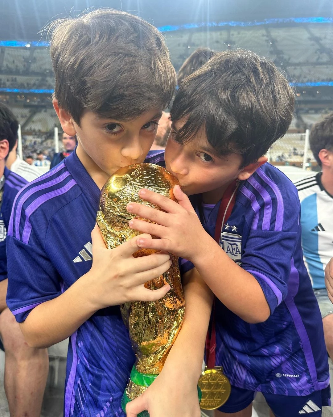 Los hijos de Messi con la Copa del Mundo