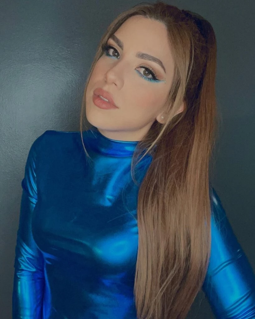 No solo es una fiel seguidora de la cantante, además se mete en su piel para recrear sus últimas actuaciones y videoclips. Foto archivo.