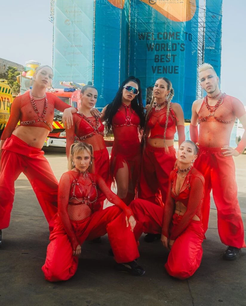 Lali Espósito junto a su equipo de bailarines en el LALItour. Foto redes sociales.