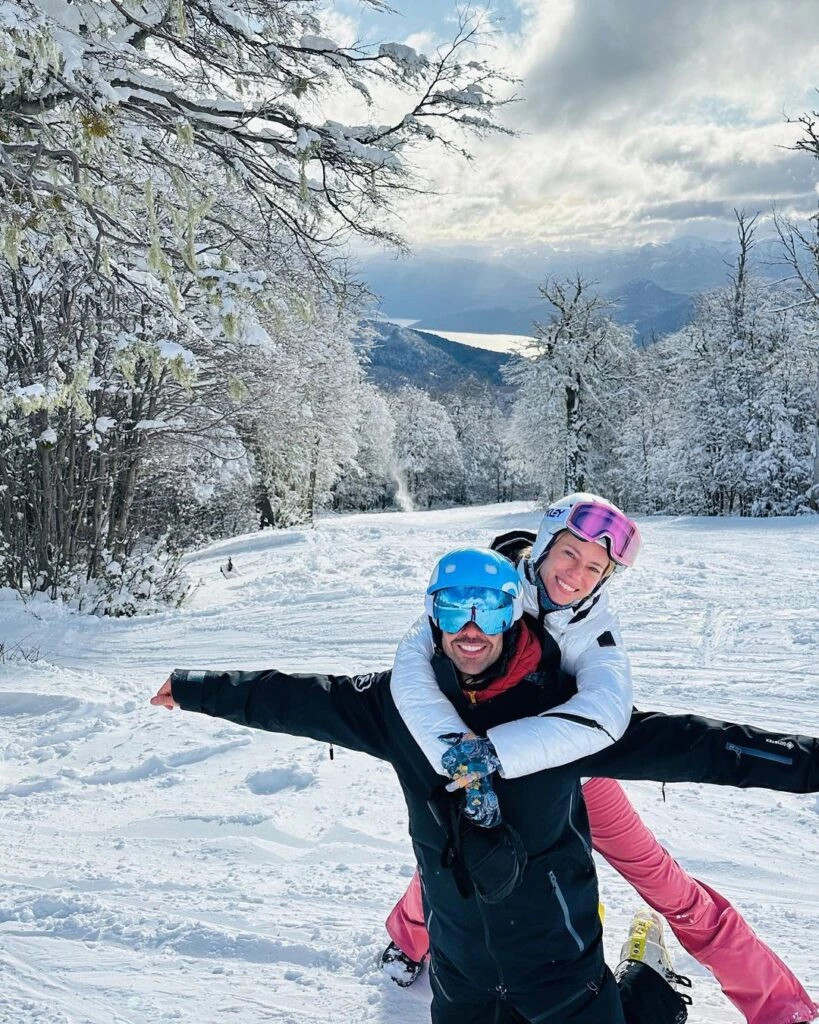 Nicole Neumann y Manu Urcera, muy enamorados en sus vacaciones de invierno.