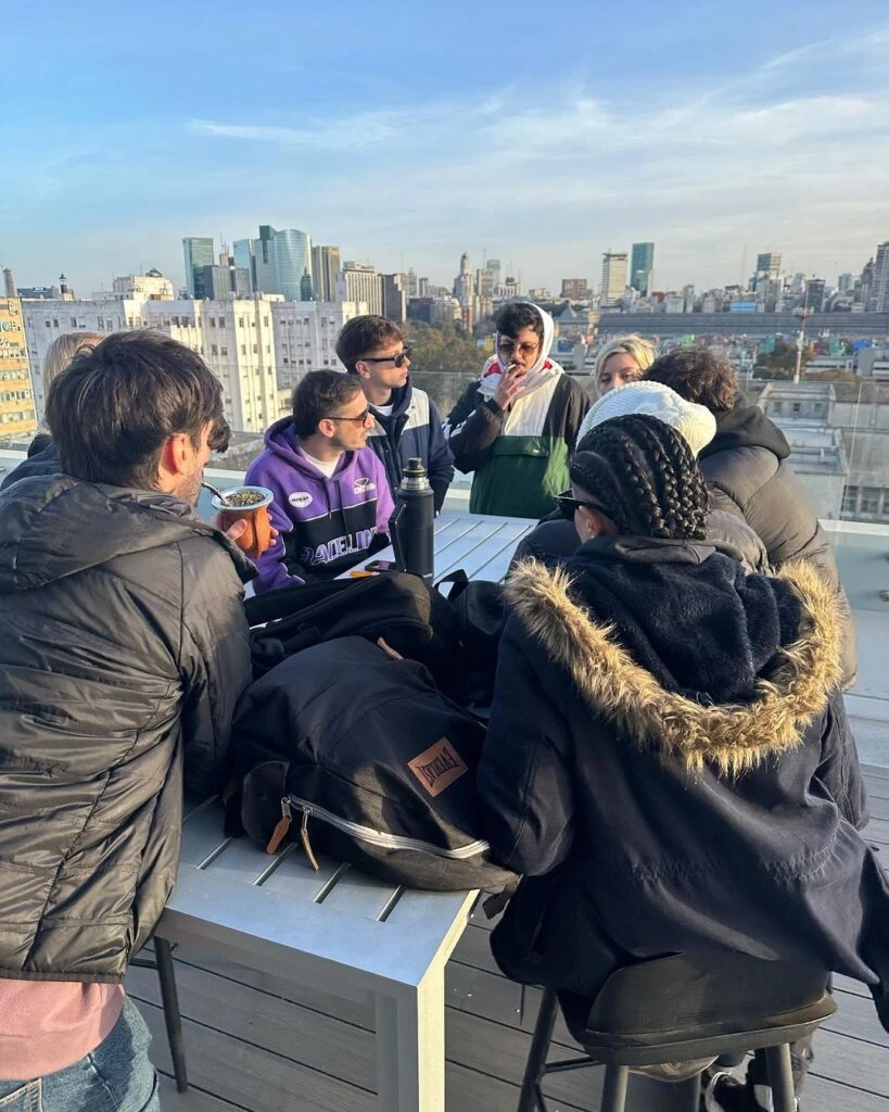 Los amigos pasaron una cálida tarde a pesar del frío.