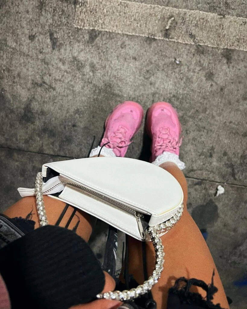 El look lo combinó con zapatos rosados cartera blanca. Foto redes sociales.