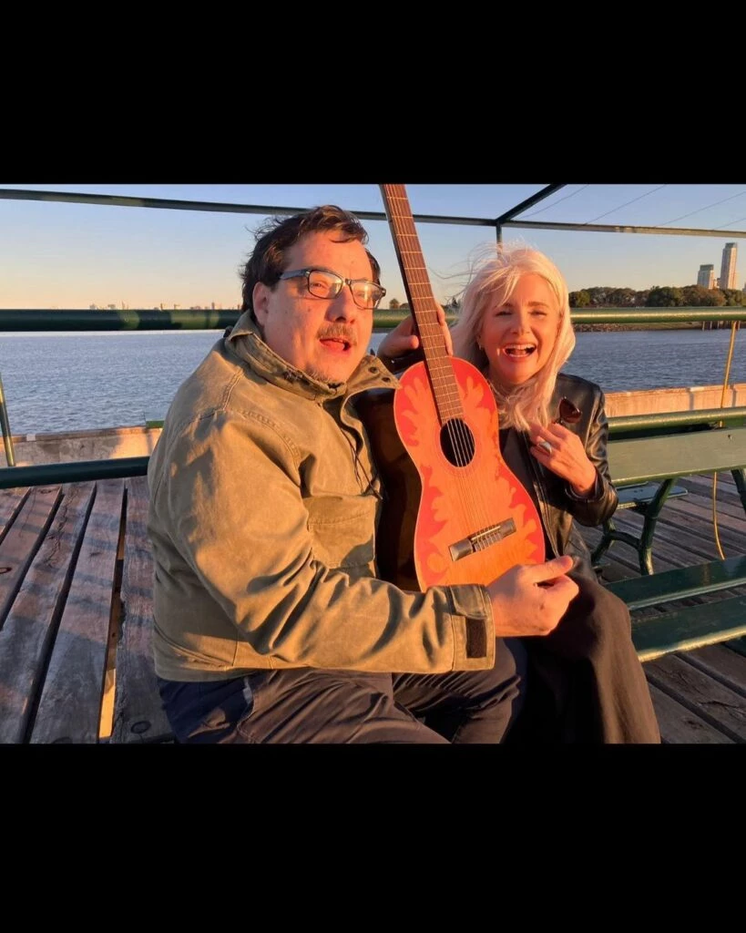 Así filmaban el documental Fernán Mirás y Cecilia Dopazzo. Foto redes sociales.