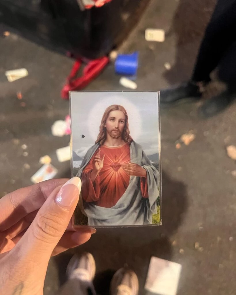 Mica Tinelli mostró su estampita del Sagrado Corazón. Foto redes sociales. 