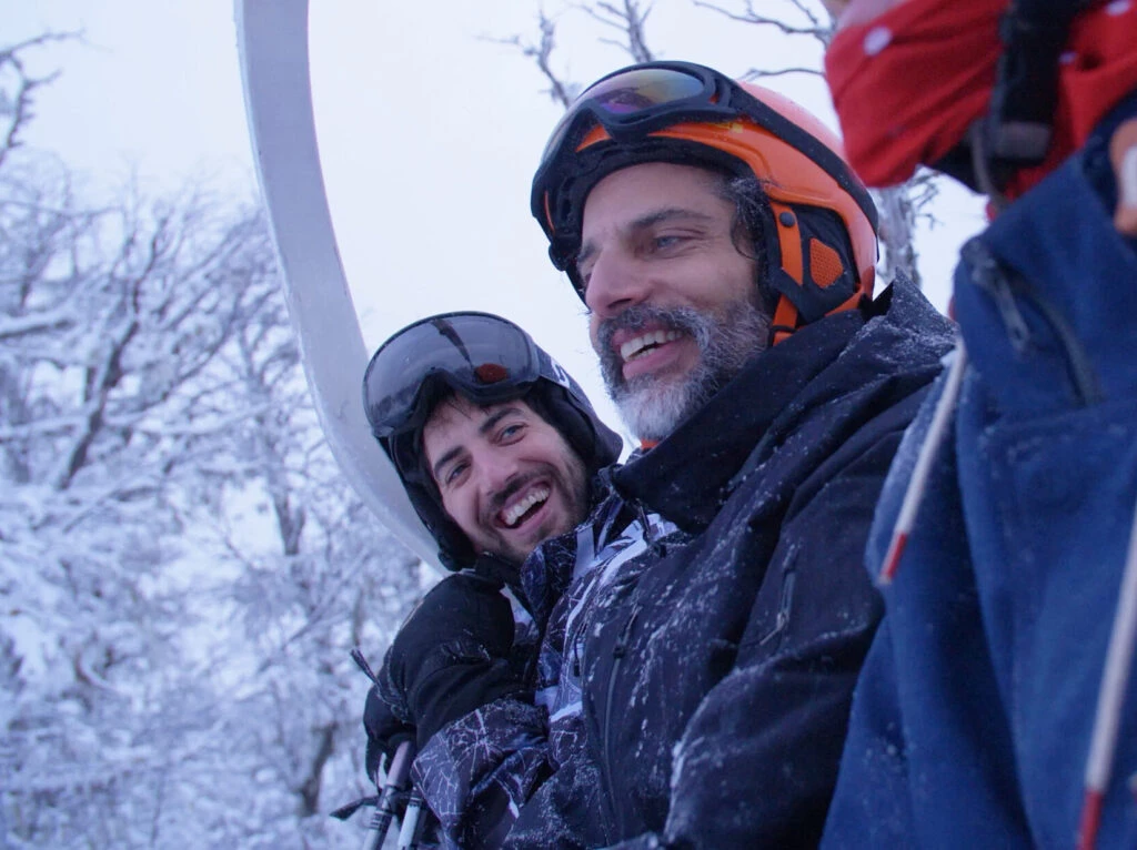 Santiago Korovsky y Joaquín Furriel en el Cero Chapelco, junto a Movistar.