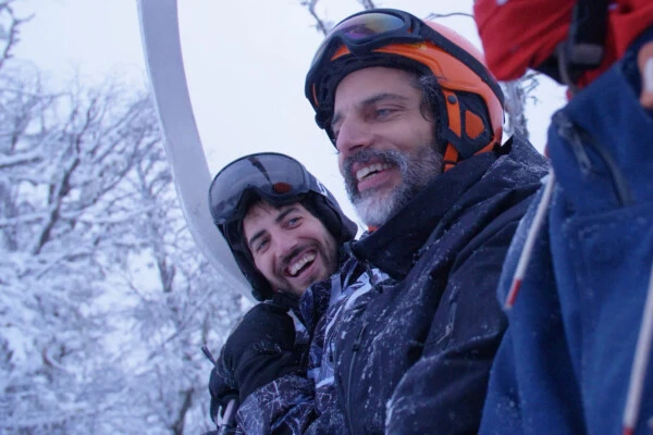 Santiago Korovsky y Joaquín Furriel en el Cero Chapelco, junto a Movistar.