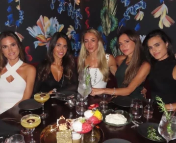 Antonela Roccuzzo y Victoria Beckham disfrutaron de una cena de chicas