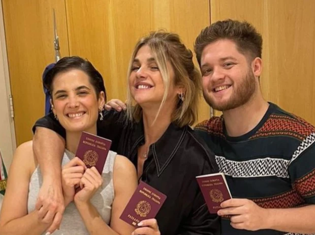 Araceli González con sus hijos.