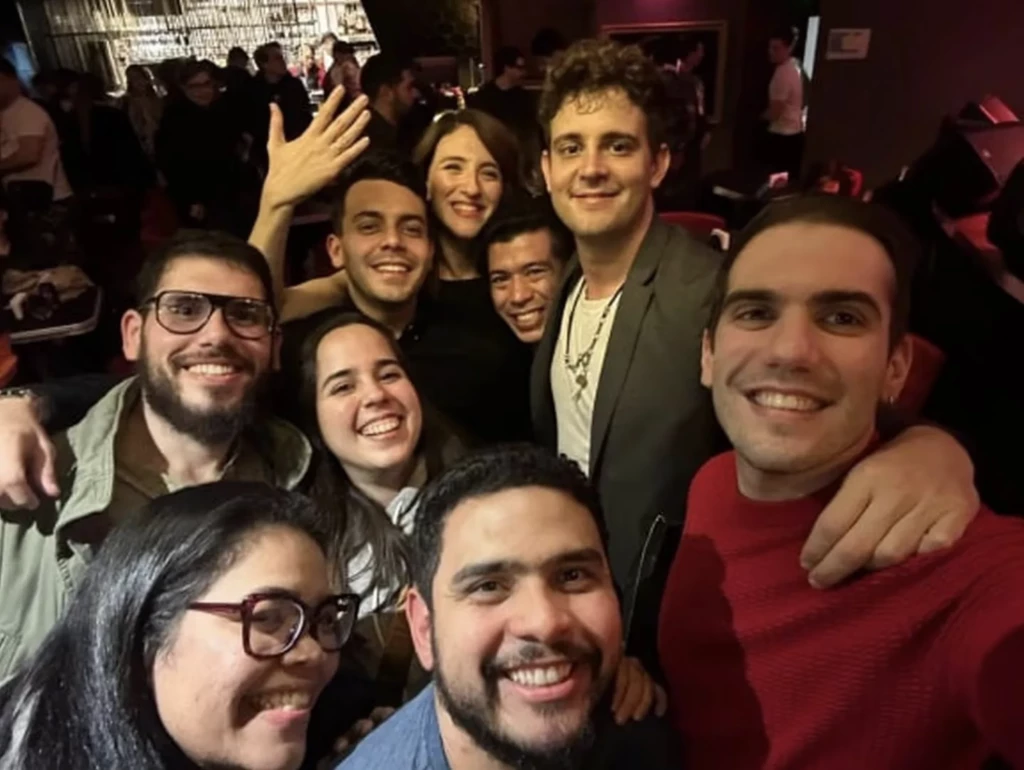 Carolina Amoroso con amigos en Café Berlín aquel día de la propuesta de casamiento.