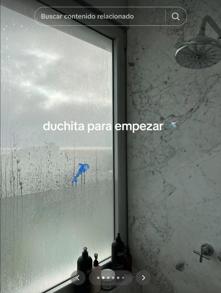 El baño en suit tiene un gran ventanal que da al exterior.