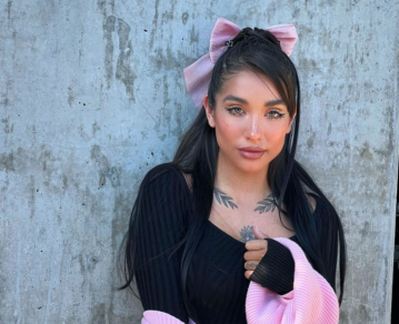 El look de muñeca de María Becerra con moños, volados y mangas globo