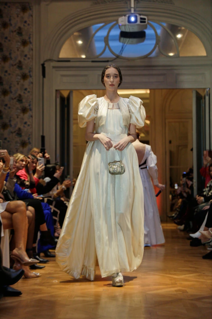 Diseño de María Pryor con mangas abullonadas.