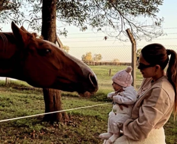 Barby Franco y su crianza con animales cerca de Sarah Burlando