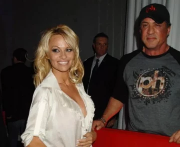 Cual fue la sorprendente propuesta de Sylvester Stallone a Pamela Anderson que se conoció en su documental de Netflix