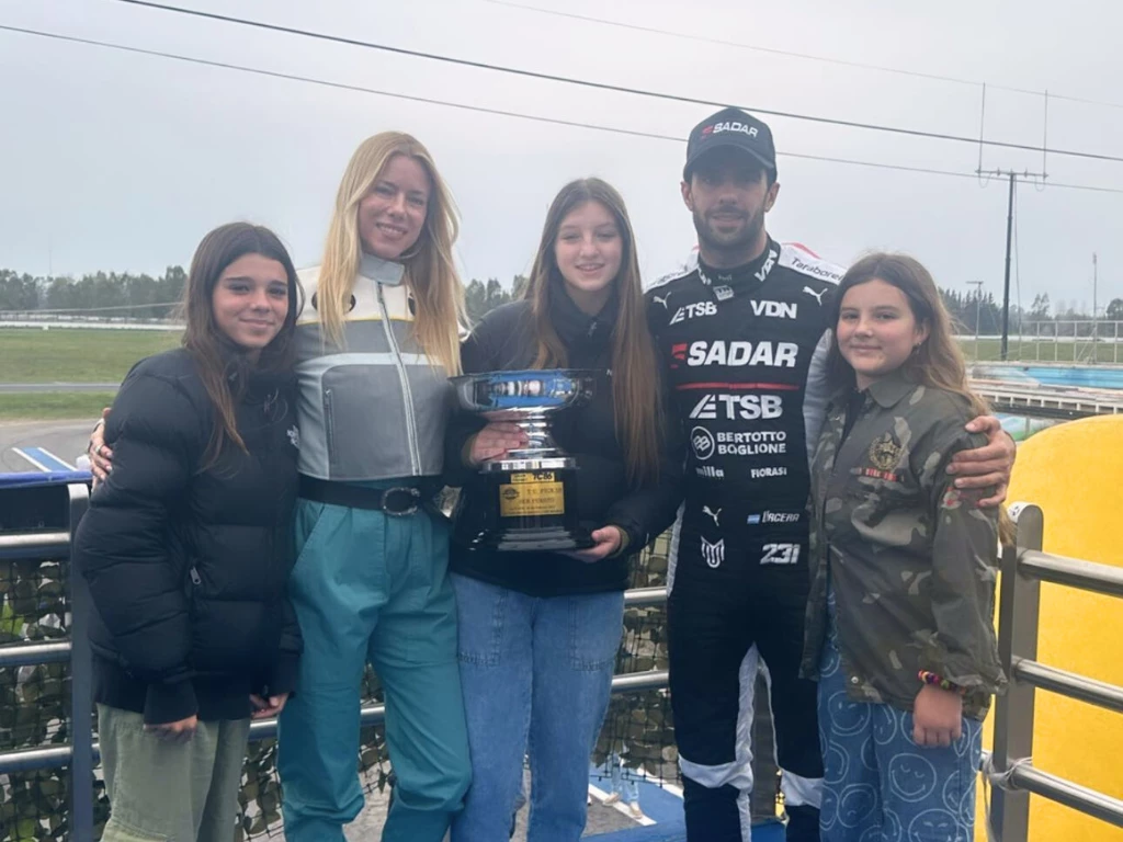 Nicole Neumann y sus hijas apoyando a Manu Urcera