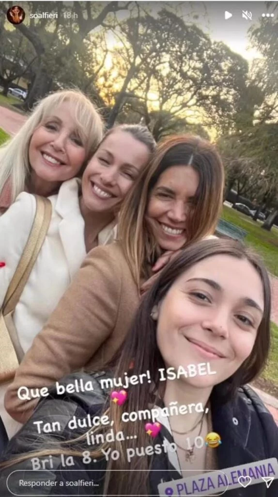 La selfie en la que figuran Pampita e Isabel Luco Morande.