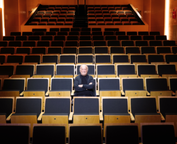 Así homenajeó la UADE al legendario productor teatral Héctor Cavallero: "Que su auditorio lleve mi apellido es algo mágico"