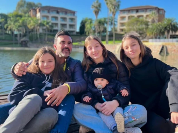 Fabián Cubero con sus hijos