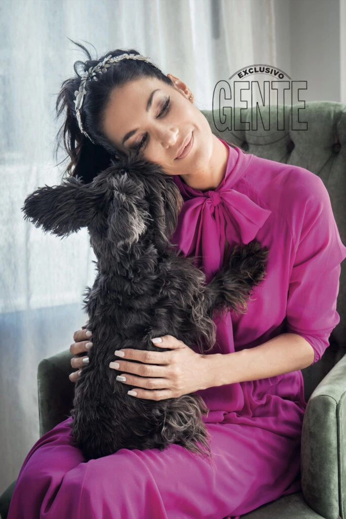 Silvina Escucdero con Mulata, su mascota