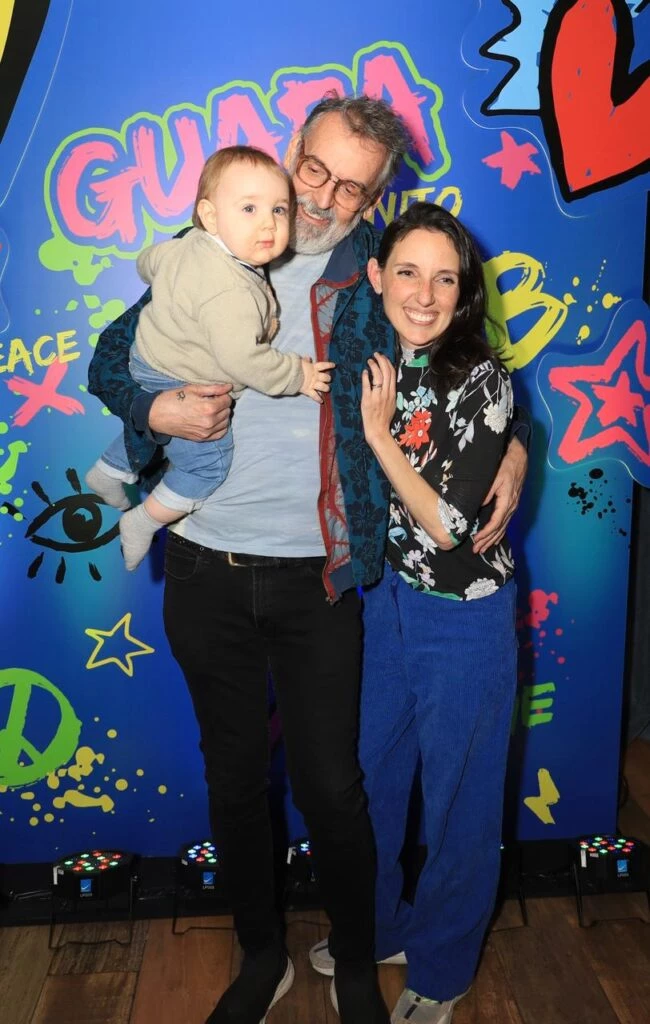 Benito Fernández junto a su hija Marina y su nieto Fermín.