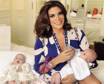 Flor de la V con sus mellizos recién nacidos en 2011