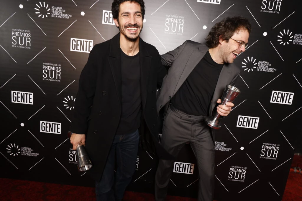 El Chino Darín y Peter Lanzani con tres premios de Argentina 1985, entre los que se encuentra el de Ricardo Darín por su labor como actor.