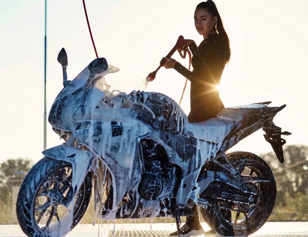 Mantén tu moto impecable: Guía para un lavado perfecto y protección  duradera – GENTE Online