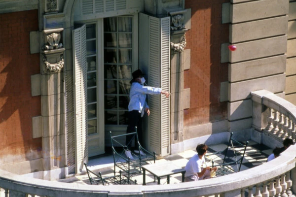 Michael Jackson tirando bombitas de agua desde el balcón del hotel.