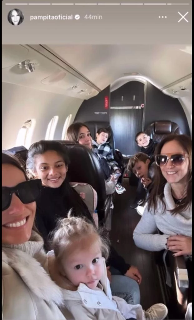 Pampita en familia rumbo a Bariloche.