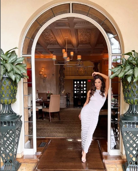 Eva Longoria posó en la enorme entrada de su nueva casa. Captura de pantalla. 