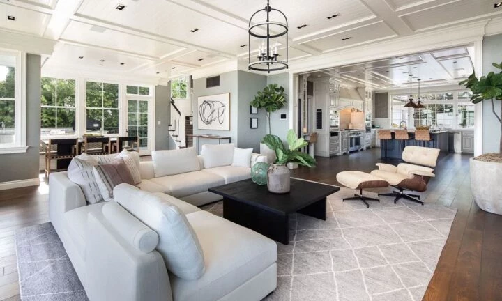 El enorme living de la mansión de Jennifer López y Ben Affleck en Los Ángeles - Foto: © Westside Estate Agency