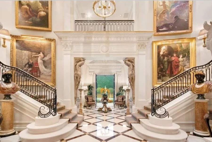 Así es la entrada de la mansión de Rod Stewart. Foto archivo.