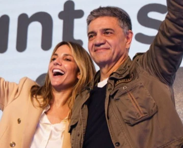 Jorge Macri y María Belén Ludueña festejando su triunfo tras las PASO 2023