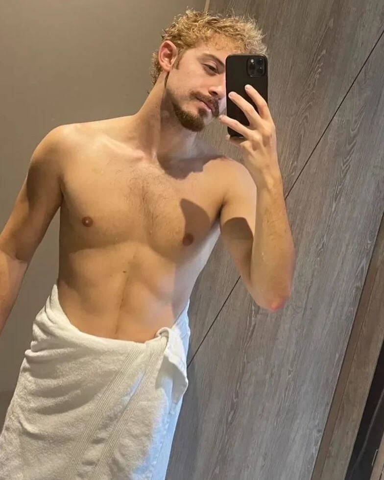 Ruggero cambió radicalmente su look. Foto redes sociales.