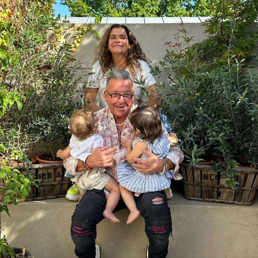 Ricardo con los más pequeños de la familia.