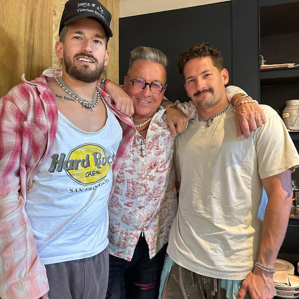 Ricardo junto a sus dos hijos.