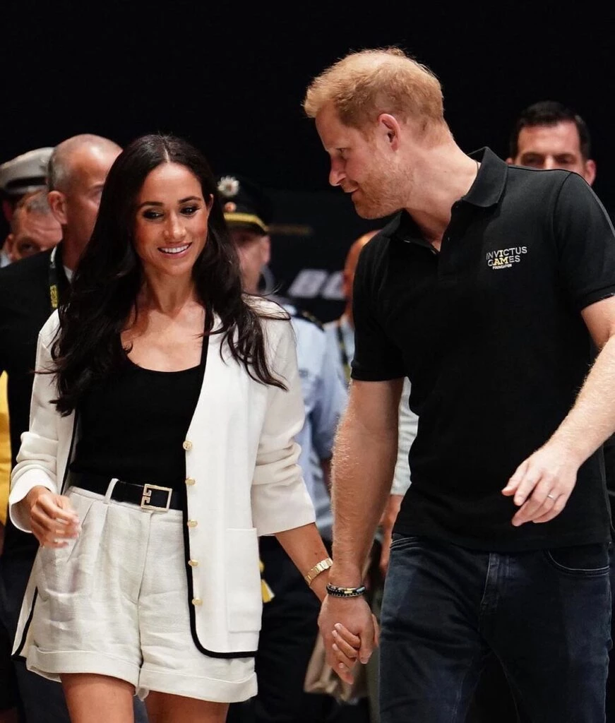 Minimalista, vintage y discreto. El look de Meghan Markle se llevó todas las miradas en Alemania. 